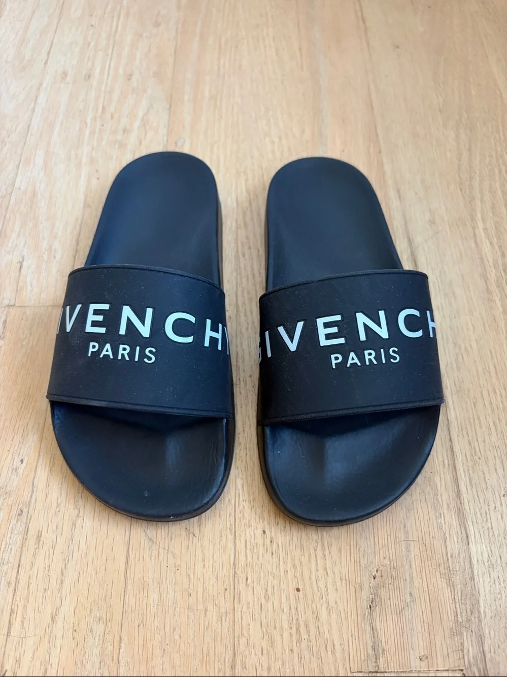 Givenchy Logo Slide size 35